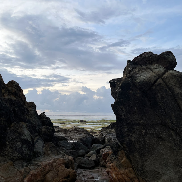 Batu-batu karang di pantai Kuta