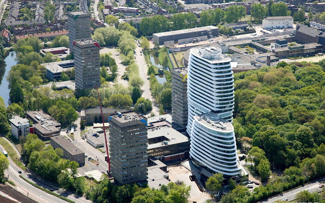 Picture of the building as seen from the air by the surrounding short towers