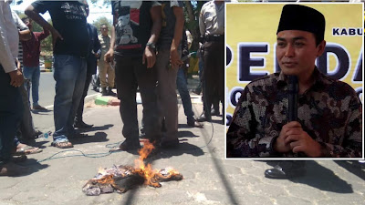 Kecewa Terhadap Bupati Pamekasan, Massa Bakar Batik Khas Berbaur