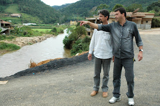 Secretário Denílson e o engenheiro agrônomo Emerson Landgraf, sob o asfaltamento feito nas cabeceiras da ponte para evitar erosões e garantir mais segurança aos veículos