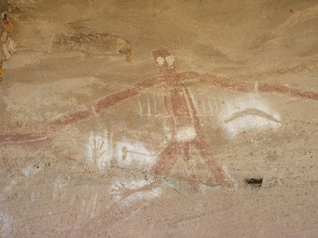 Наскальные рисунки аборигенов с изображением бога-создателя