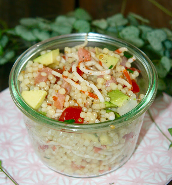 alt="salade de perles avocat-saumon-surimi-tomates"