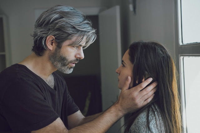 Julio Perillán e Ivana Baquero, en Demonios tus ojos