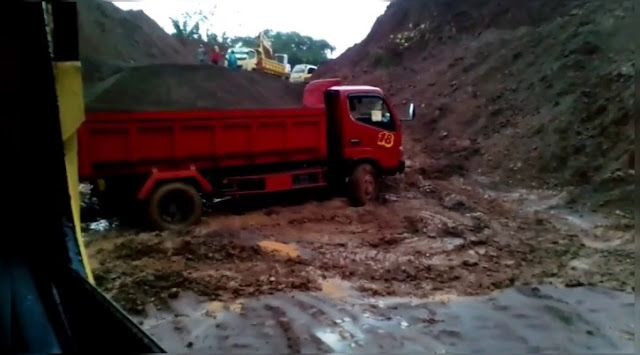 truk dam pasir warna merah