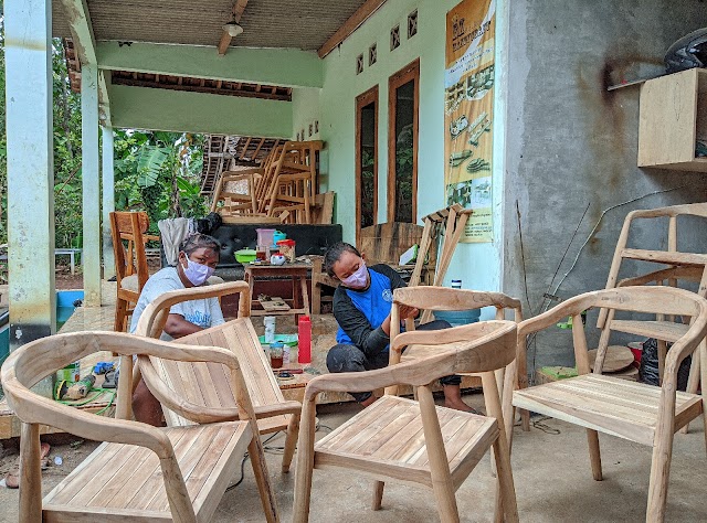 Membantu Ekonomi Masyarakat Raja Kayu Handycraft Memperkerjakan Kaum Perempuan Pasca Pandemi Covid 19