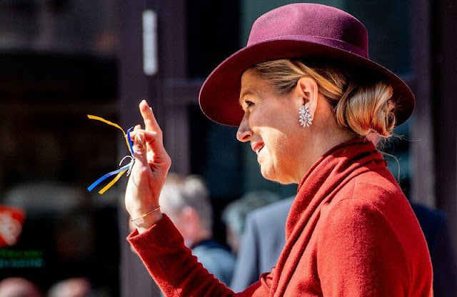 Queen Maxima wore a red midi dress from Natan. The Queen wore a new burgundy hat by Maison Michel Paris