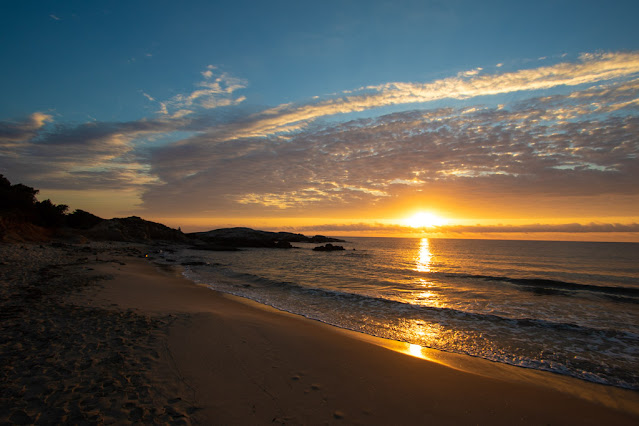 Alba sulla spiaggia di Santa Giusta