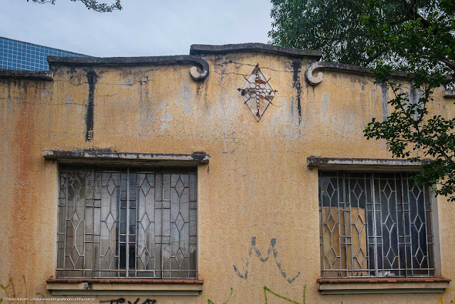 Casa com frontaria interessante - detalhe de adrono de ferro e grades nas janelas