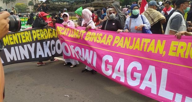 Di Patung Kuda, Aliansi Ibu-ibu Bawa Spanduk: "Jokowi Mundur-Luhut Dipecat!"