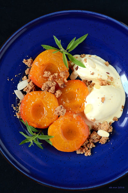 albicocche-alla-erba-cedrina-con-crumble-alle-mandorle-e-gelato-alla-vaniglia