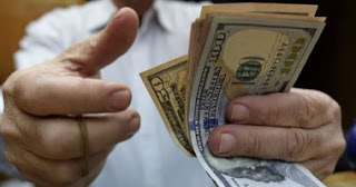 الدولار يواصل التراجع في البنوك المصرية