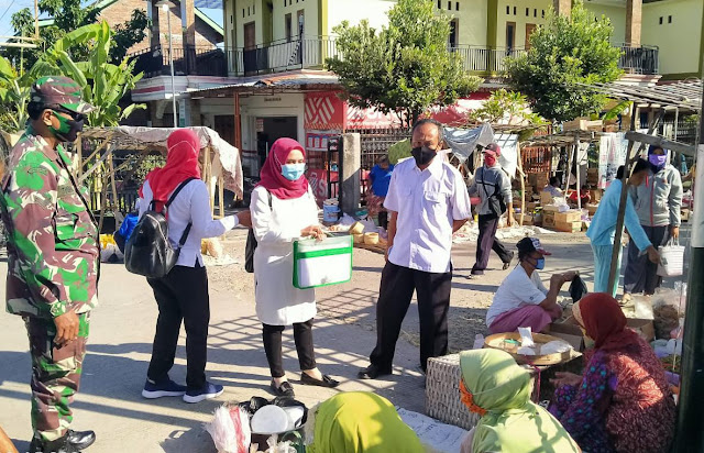 Pasar Tradisional Jadi Sasaran Babinsa Dan Bidan Dalam Sosialisasi Protokol Kesehatan