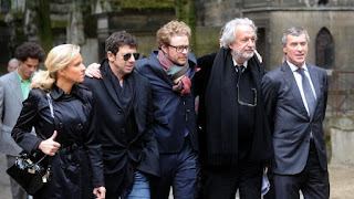 Patrick Bruel (deuxième à gauche) et Jérôme Cahuzac (à droite) à l'enterrement de Guy Carcassonne, à Paris, lundi 3 juin