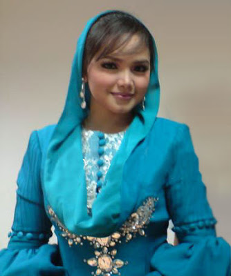 4) Siti Nurhaliza