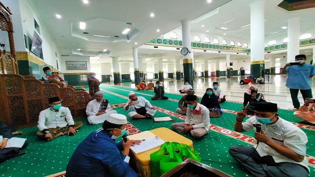 Moris Dan Edy Mantap Bersyahadat Usai Salat Jumat Di Masjid An-Nur