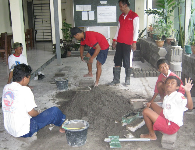 Seni Karya Pembuatan Batako Dan Konblok