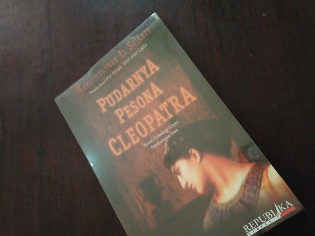 Resensi Novel “Pudarnya Pesona Cleopatra”