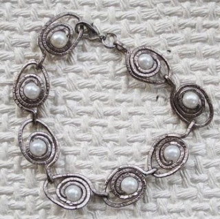 http://www.porcuatrocuartos.com/como-hacer-una-pulsera-con-alambre/1199