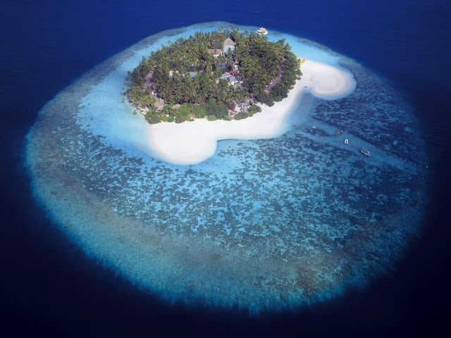 Hòn đảo có hình thù như một con mắt với võng mạc và mống mắt hoàn chỉnh có thể được tìm thấy ở quốc đảo Maldives. Trên thực tế, con mắt này là một rặng san hô nhưng trông giống như một hòn đảo hơn. Dân địa phương còn xem rặng san hô này như một con sứa khổng lồ.