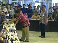 Foto Gambar Grand Master Catur Kalah Petugas Keamanan Juara Luar Biasa Aneh Bin Ajaib