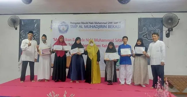 SMP Al Muhadjirin Bekasi Peringati Maulid dengan Kreasi Tumpeng