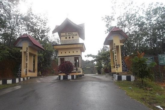 gerbang masuk lokasi air terjun