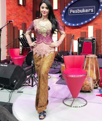 Model Kebaya Dewi Persik Warna Ungu Bawahan Batik Gradasi Warna Muda Tua 