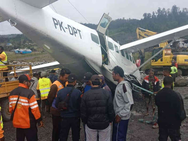 Pesawat Caravan Dabi Air Tabrak Tumpukan Batu di Bandara Aminggaru Ilaga