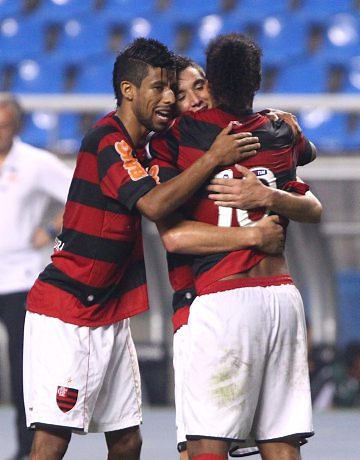 Corinthians humilha São Paulo, Adílson cai no Furacão e Flamengo reencontra a vitória