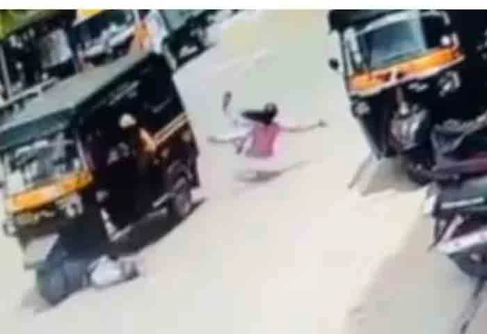 3 year-old girl injured after hit by auto Rickshaw, Wayanad, News, Auto Rickshaw Accident, Girl Injured, Lavanya, Hospital, Treatment, Natives, Parents, Kerala