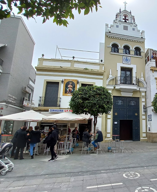 Iglesia donde el cristo del paso se encontraba ausente, posiblemente estuviera tomándose una caña en el bar de al lado