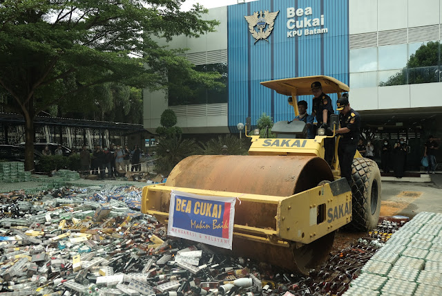 Jutaan Batang Rokok dan Puluhan Ribu Botol MMEA Ilegal Senilai Rp 10.01 Miliar,-  Dimusnahkan Bea Cukai Batam