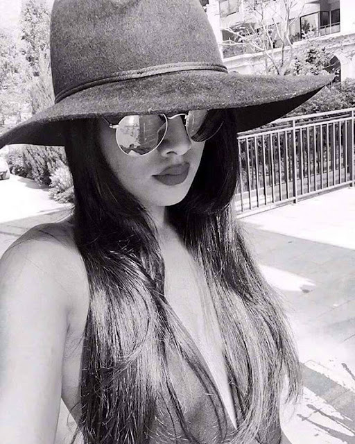 nia-sharma-black-and-white-selfie