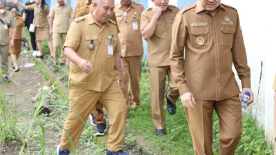 Pasca Banjir, Andrei Angouw Kunjungi 2 Sekolah di Kelurahan Magawu dan Kelurahan Sumompo