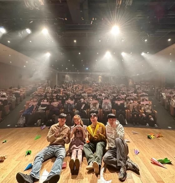 Chanmi, Jimin y Seolhyun posando juntas en el fanmeeting