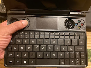 GPD Win Maxを手に持った写真