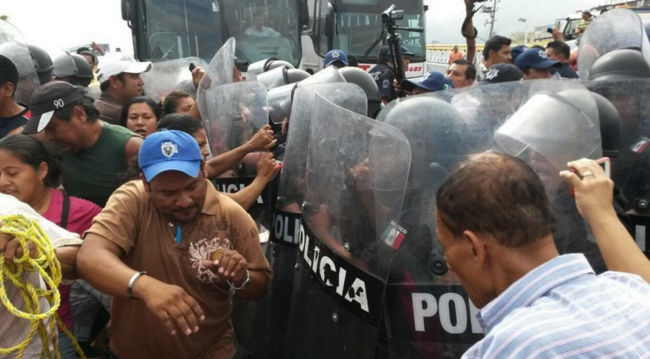 Estados/ Desalojan en Tabasco a  manifestantes de puente Grijalva I