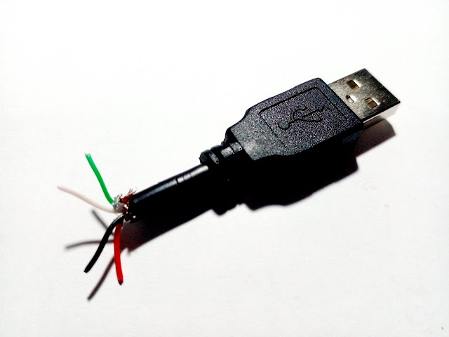 Cabo USB cortado com quatro subcondutores visíveis