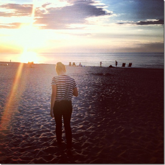 beach walking_thumb[1]