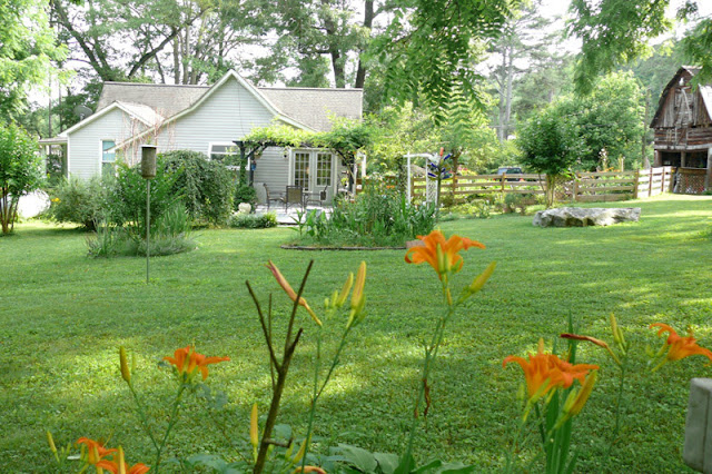 Vacation Rental St Michael Cottage Chattanooga Back Yard in the Spring