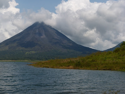 Volcan Arenal depuis la route longeant le lac