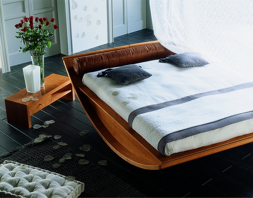 The Emiselene Bed with a Curved Structure by Mazzali