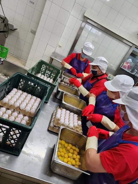 ▲彰化縣約有10間國小有中央廚房，社頭崙雅國小中央廚房提供9校2,860位學童的營養午餐。（記者林明佑翻攝）