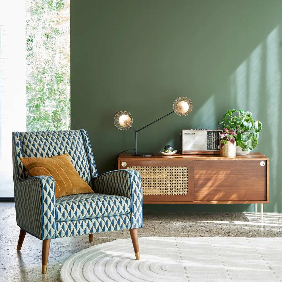 Arredamento stile vintage: parete verde salvia, mobili vintage