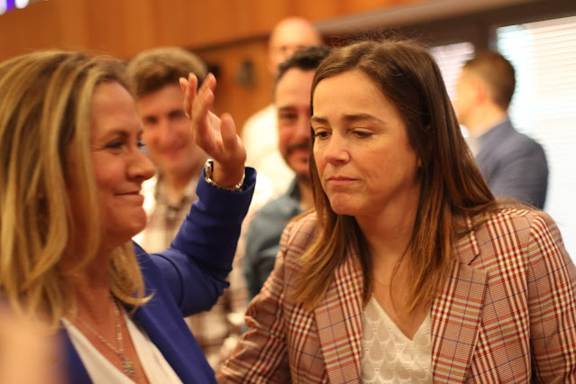 La alcaldesa, en su segunda toma de posesión, junto a la concejala de Cultura y Educación, Nerea Cantero