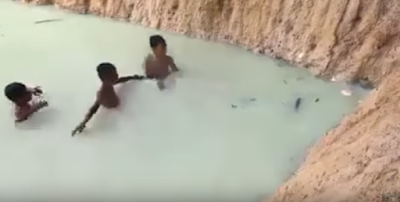 You will not imagine what these children found in this swamp !