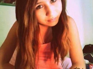 amanda todd con vestido naranja