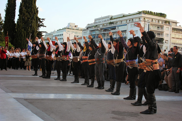 Πυρρίχιος χορός Σέρρα μπροστά στο μνημείο του Αγνώστου Στρατιώτη, στην εκδήλωση Μνήμης