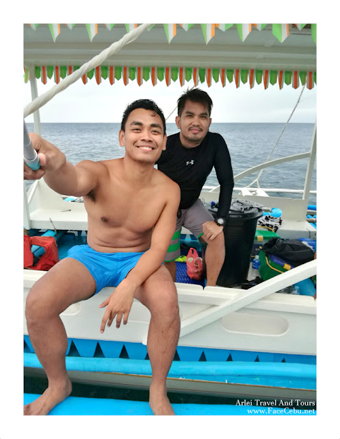 Mark Monta and Super Cebu Blogger at Pescador Islet