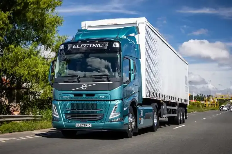 Volvo FM Electric 4x2 com carreta sider circulando em uma rodovia no Brasil